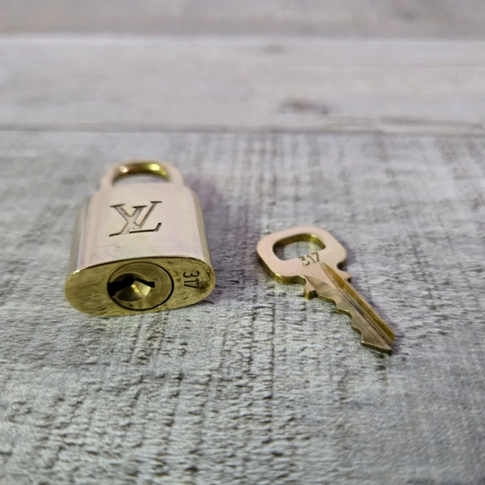 LOUIS VUITTON | Vintage Gold Padlock & Key #317 - Picture 4 of 4